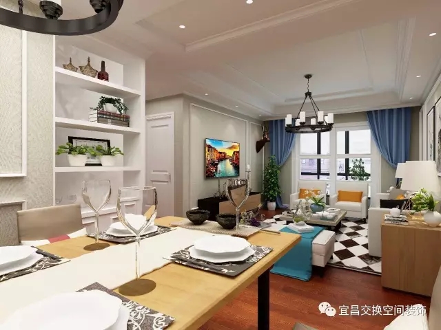 黑白格的地毯為客廳做了很好的區(qū)域劃分，陽(yáng)臺(tái)與客廳的透明玻璃門設(shè)計(jì)讓室內(nèi)光線通透，微微合攏的窗簾，見(jiàn)證著精致而蒼老的光陰，桌椅沉穩(wěn)端正，承載起生活的美好。