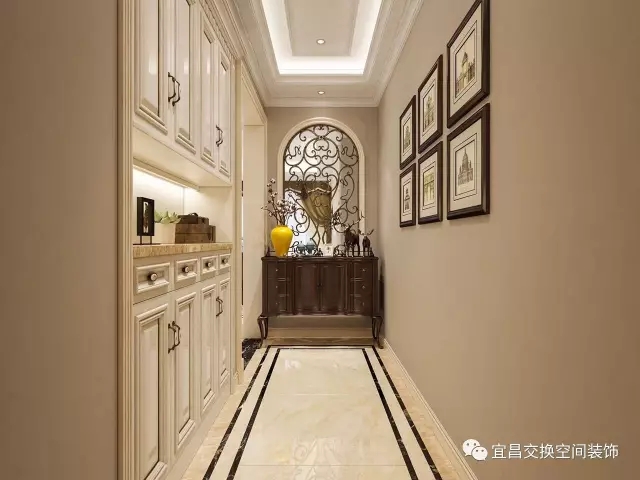 玄關以簡潔示人，近乎純色的世界，加入簡練直挺的線條，精致小件裝飾品，使空間大氣，悅動生活。【希望客人一進門就能喜歡上這里】