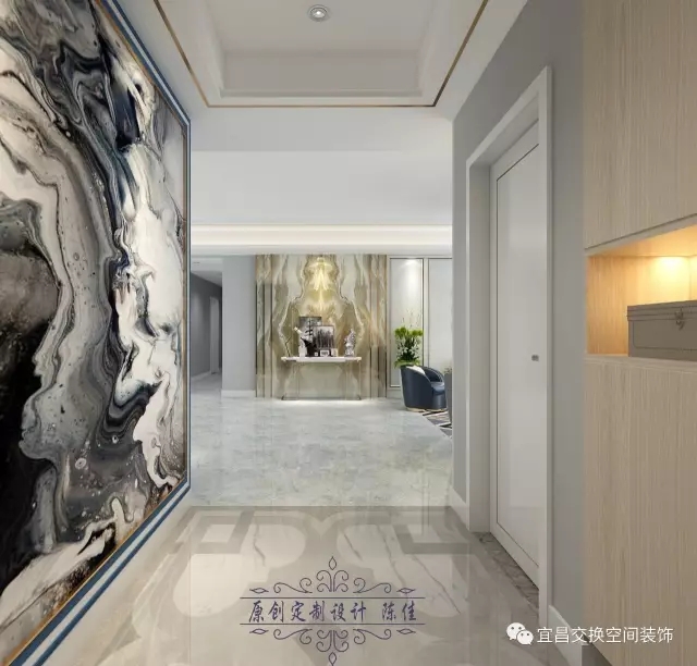 玄關(guān)設(shè)計(jì)，寬敞大氣之感迎面而來(lái)，左邊藝術(shù)，抽象畫(huà)裝飾了整面墻壁；右邊生活，收納柜的設(shè)計(jì)實(shí)用而整潔。
