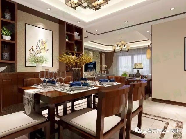 客餐廳的格調(diào)統(tǒng)一和諧，原木餐桌椅、餐邊柜的搭配，在燈光的襯托下，顯得空間很有檔次。餐邊柜也擺放了綠植，顯得很清新，營造了一個(gè)舒適優(yōu)雅的用餐氛圍。