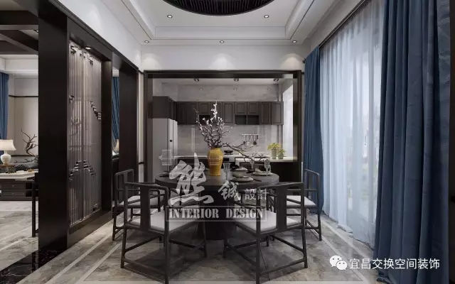 開放式廚房設計，摒棄傳統的設計，餐廳與客廳之間簡單的隔斷，隔而不斷，古色古香的餐椅搭配黑色的實木餐桌，整體空間端莊大氣。